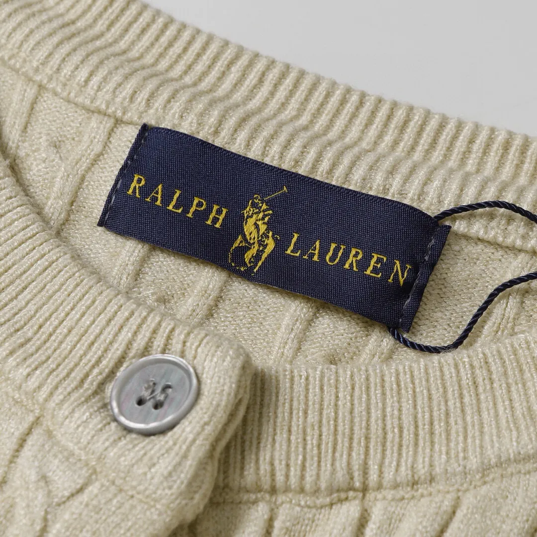 P166 Style No.: 602 -Ralph Lauren RL cardigan with classic war horse logo embroidery on the chest, long-sleeved sweater sweater jacket -The item is made of custom-dyed and custom-spun yarn, purchased from the original version. A full set of customized accessories. Details determine success or failure. Heavy new autumn and winter style. The weight of the item is as high as 800 grams. It is soft and delicate and does not tie the body. The upper body effect is very nice. Loose fit. Women's style. -Color: black, off-white, milk tea, light gray, dark gray. Navy blue red khaki red - Size: S / M / L S size 80-100 catties M size 100-120 catties Large size 120-135 catties